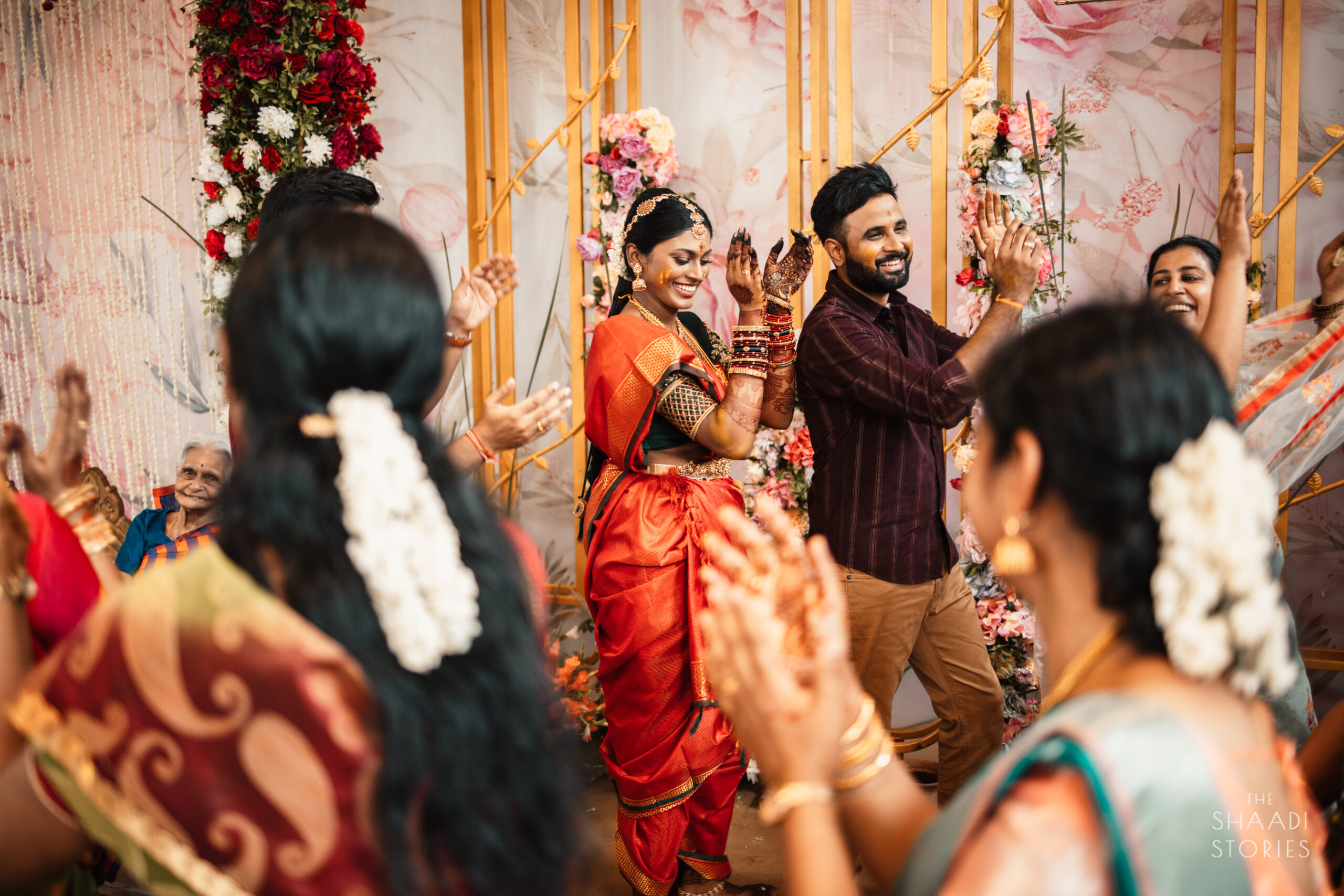 7 Marriage Poses Ideas Which Are Perfect to Show Your Love for Each Other  Without Saying a Word